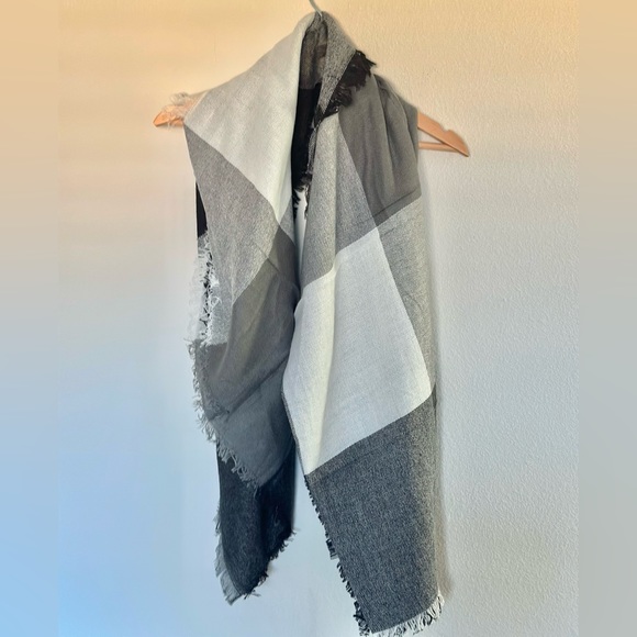 NWT Vivian & Vincent Scarf - Picture 4 of 4